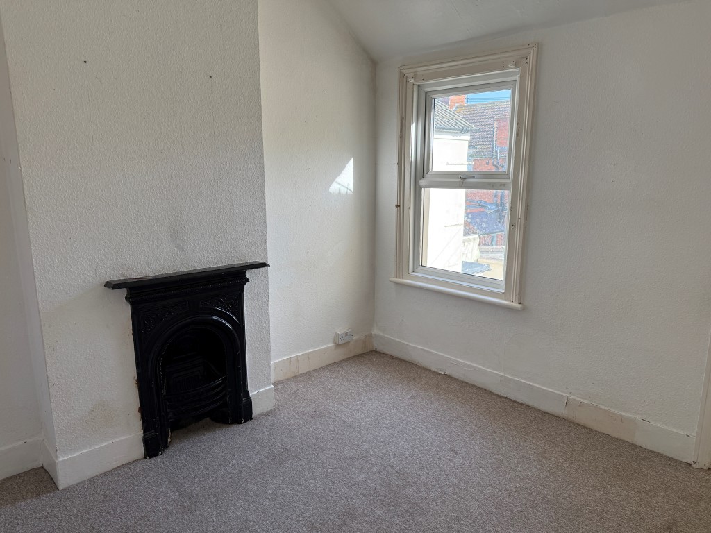 Lot: 37 - TERRACE HOUSE IN NEED OF UPDATING - Bedroom 2
